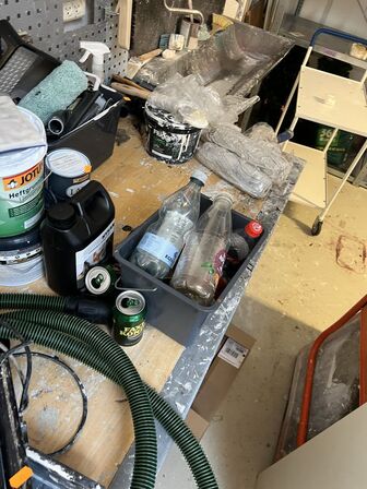 Filebænk inkl. indhold samt værktøjsvæg