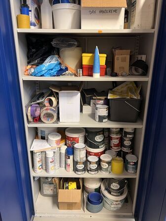 Stålskab samt reol inkl. indhold 