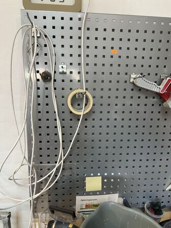 Filebænk inkl. indhold samt værktøjsvæg