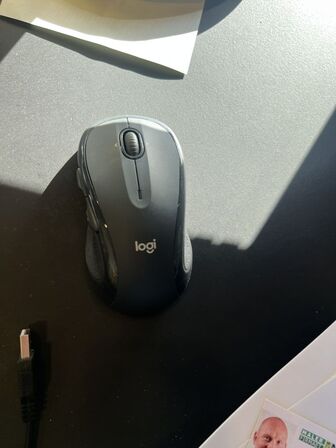 Elhæve/sænkebord inkl. div. IT udstyr, samt skuffedarium