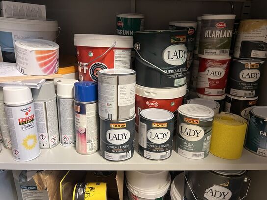 Stålskab samt reol inkl. indhold 