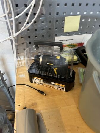 Filebænk inkl. indhold samt værktøjsvæg