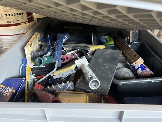 4 plastkasser m. div. indhold (se billeder)