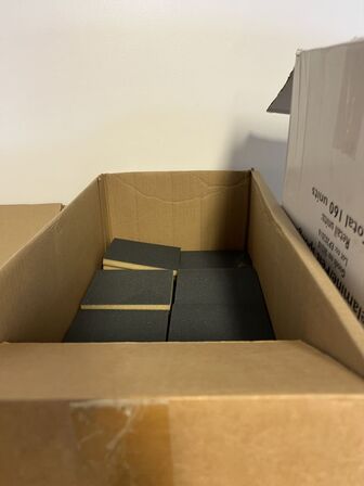 Stålskab samt reol inkl. indhold 