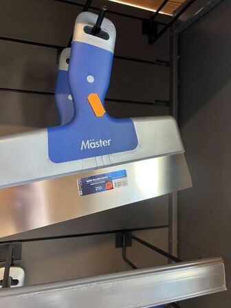 Indhold i reoler - Spartler, pensler m.v.