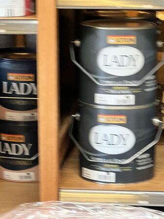 Alt JOTUN maling på fire reoler (se billeder)