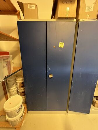 Stålskab samt reol inkl. indhold 