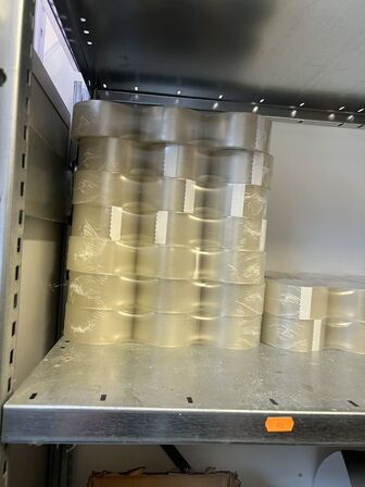 Stålskab samt reol inkl. indhold 