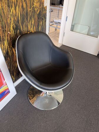 2 stk. drejebare lænestole, hvid ramme m. sort kunstlæder