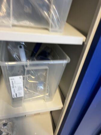 Stålskab samt reol inkl. indhold 