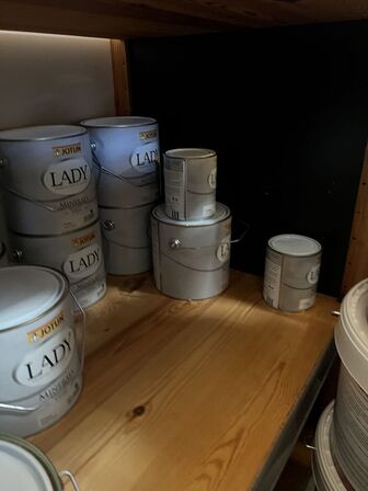 Alt JOTUN maling på fire reoler (se billeder)