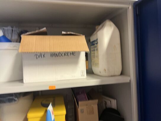 Stålskab samt reol inkl. indhold 