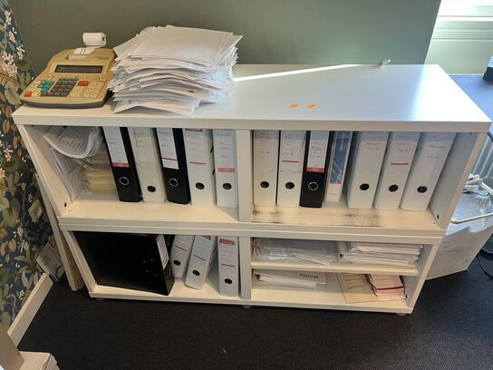 Reol m. aflåselige skabe samt reol 