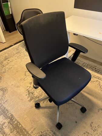 El/hævesænkebord m. kontorstol samt div. IT udstyr