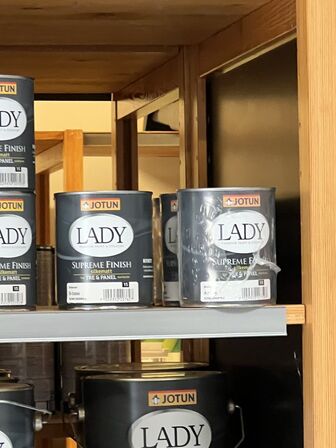 Alt JOTUN maling på fire reoler (se billeder)