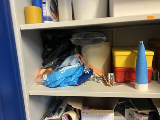 Stålskab samt reol inkl. indhold 