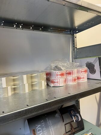 Stålskab samt reol inkl. indhold 