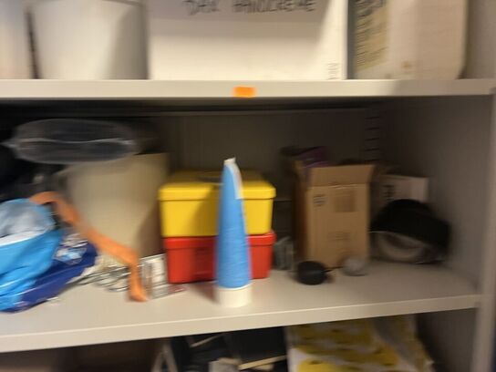 Stålskab samt reol inkl. indhold 