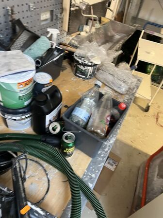 Filebænk inkl. indhold samt værktøjsvæg