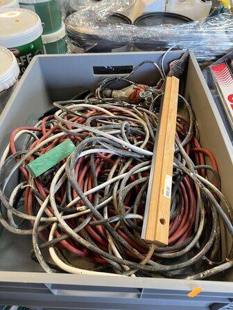 4 plastkasser m. div. indhold (se billeder)