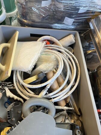 4 plastkasser m. div. indhold (se billeder)