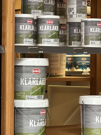 Alt JOTUN maling på fire reoler (se billeder)