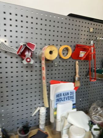 Filebænk inkl. indhold samt værktøjsvæg