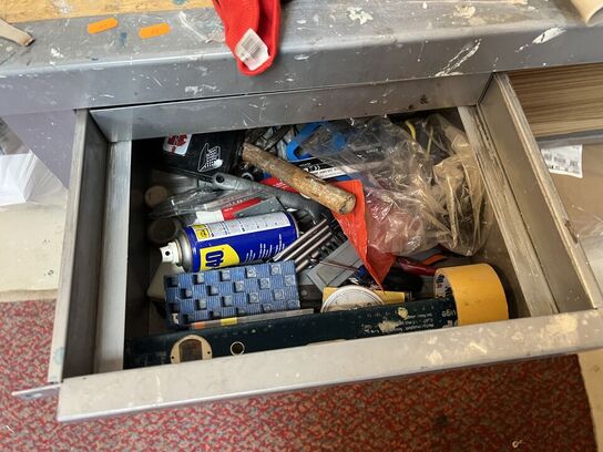 Filebænk inkl. indhold samt værktøjsvæg