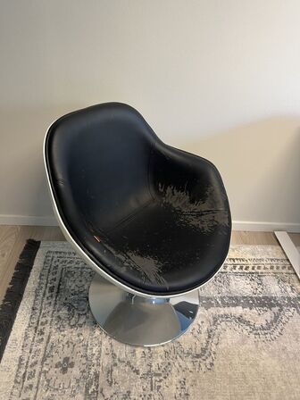 Drejebare lænestol, hvid ramme m. sort kunstlæder