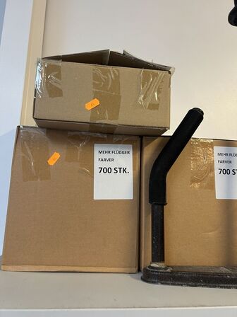 Stålskab samt reol inkl. indhold 