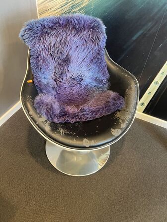 2 stk. drejebare lænestole, hvid ramme m. sort kunstlæder og sofabord