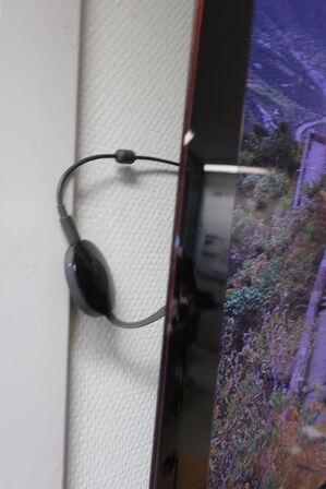 El. hæve/sænke skrivebord med indhold samt kontorstol (Læs beskrivelse) 