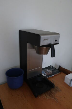 Reol samt indhold i kantine 