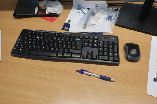 El. hæve/sænke skrivebord med indhold samt kontorstol (Læs beskrivelse) 