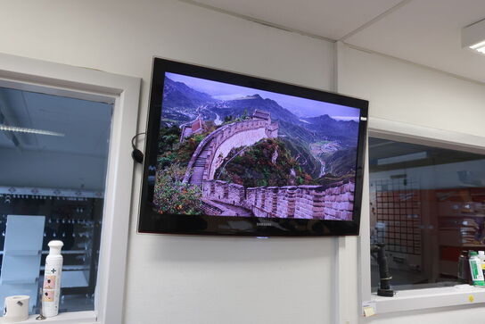 El. hæve/sænke skrivebord med indhold samt kontorstol (Læs beskrivelse) 