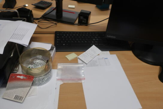 El. hæve/sænke skrivebord med indhold (Læs beskrivelse) 