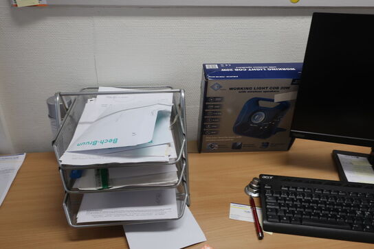 El. hæve/sænke skrivebord med indhold samt kontorstol (Læs beskrivelse) 