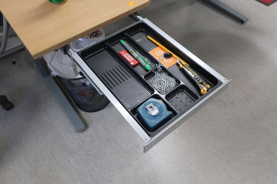 El. hæve/sænke skrivebord med indhold samt kontorstol (Læs beskrivelse) 