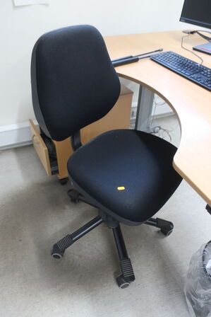 El. hæve/sænke skrivebord med indhold samt kontorstol (Læs beskrivelse) 