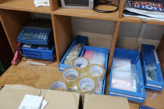 Pakkebord med indhold (læs beskrivelse)