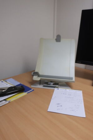 El. hæve/sænke skrivebord med indhold samt kontorstol (Læs beskrivelse) 