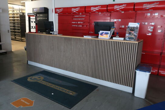 Butiksdisk med indhold (læs beskrivelse)