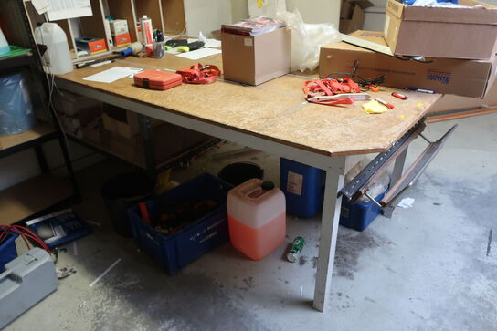 Pakkebord med indhold