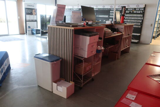 Butiksdisk med indhold (læs beskrivelse)