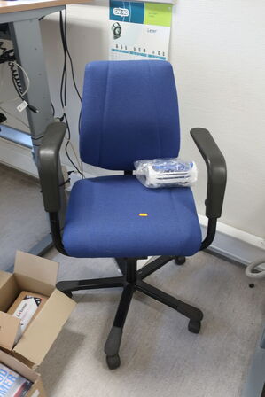 El. hæve/sænke skrivebord med indhold samt kontorstol (Læs beskrivelse) 