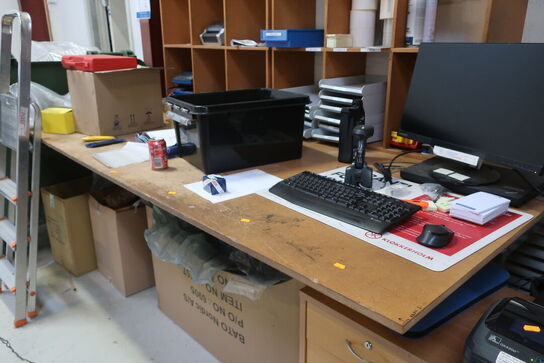 Pakkebord med indhold (læs beskrivelse)