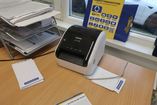 El. hæve/sænke skrivebord med indhold (Læs beskrivelse) 