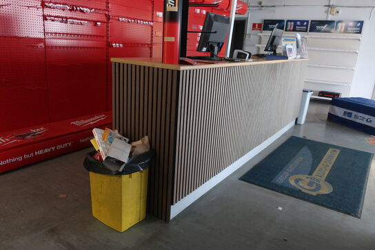 Butiksdisk med indhold (læs beskrivelse)