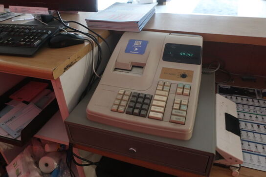 Butiksdisk med indhold (læs beskrivelse)