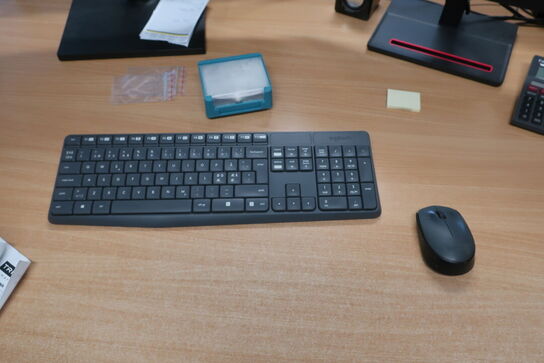 El. hæve/sænke skrivebord med indhold samt kontorstol (Læs beskrivelse) 